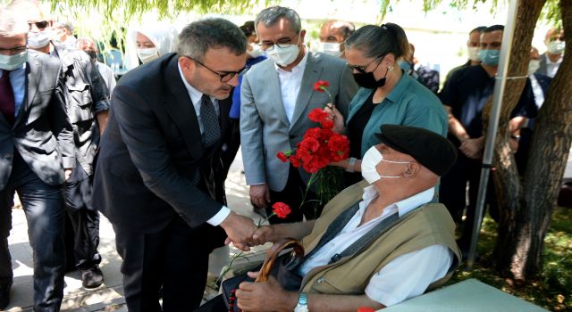 Mahir Ünal, Kahramanmaraş'ta Huzurevini Ziyaret Etti