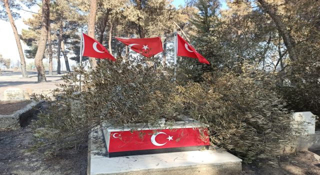 Türk Bayrağı ve Şehit Kabri Yangında Zarar Görmedi