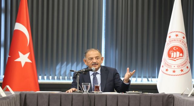 BAKAN MEHMET ÖZHASEKİ: “ELİMİZ, EMEĞİMİZ DEPREM BÖLGESİNDE”