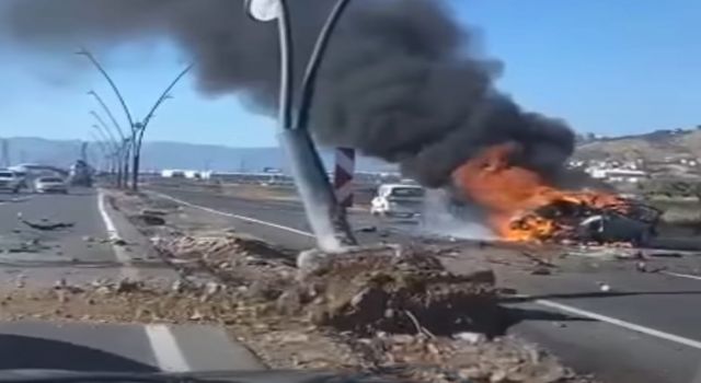 Aydınlatma direğine çarpan otomobil yandı sürücüsü öldü 