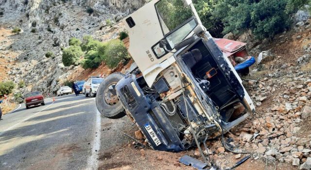 Beton kamyonu devrildi: 1 ağır 2 yaralı
