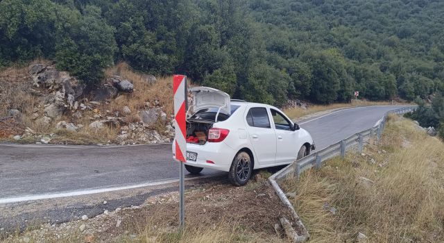 Otomobil çelik bariyere çarptı: 2 yaralı 