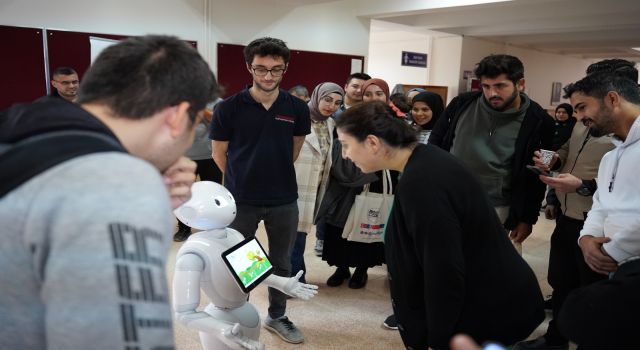 "RoboCoop" Projesinin Tanıtımı ile Sosyal İnsansı Robotlar ve Eğitimi Çalıştayı Gerçekleştirildi
