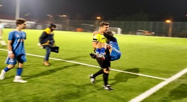 Hakem, sakatlanan futbolcuyu kucağında taşıdı