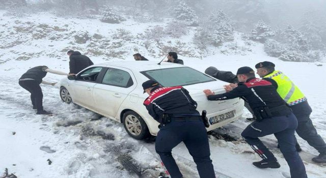 Kahramanmaraş’ta sürücülerin yardımına jandarma yetişti