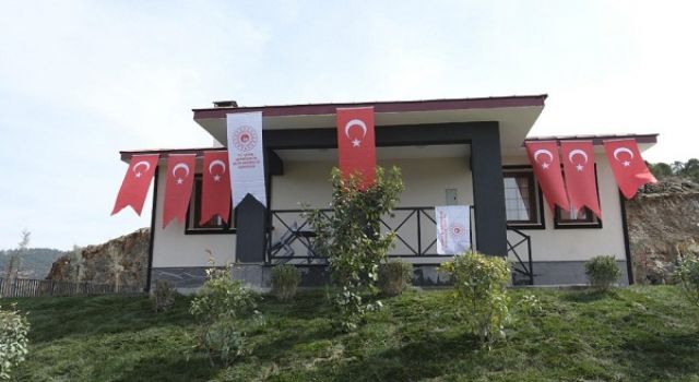 Şehit Müslüm Özdemir'in depremzede ailesine evi teslim edildi