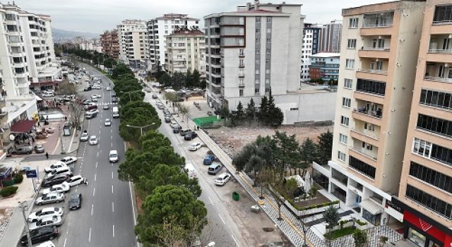 İsmet Karaokur Bulvarı’nda Yürüyüş Yolları Yenileniyor