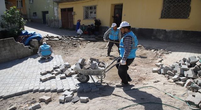 DULKADİROĞLU’NDAN TURAN MAHALLESİNDE PARKE ÇALIŞMASI