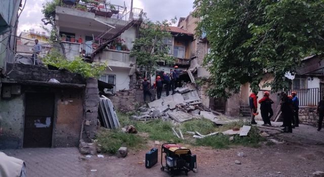 Kahramanmaraş'ta metruk bina çöktü: Arama çalışmaları sürüyor 