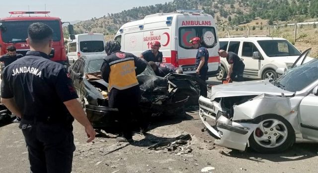 İki otomobil kafa kafaya çarpıştı: 2’si bebek 5 yaralı