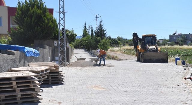 Onikişubat Belediyesi’nin kırsaldaki kilit parke çalışmalarıyla yol standardı yükseliyor