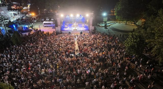 Geleneksel Ağustos Fuarı’nda Bahadır Tatlıöz Müzik Ziyafeti Yaşattı