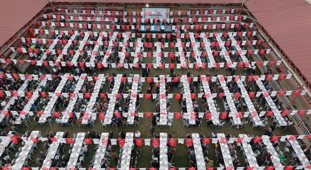 Büyükşehir’in İftar Sofrası Bu Kez Onikişubat’ta Yüzlerce Vatandaşı Ağırladı