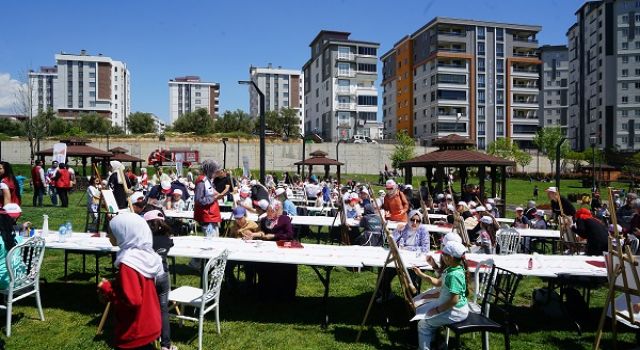 Minikler, Anne Babalarıyla Tuval Başına Geçerek Hayal Güçlerini Sanata Döktü