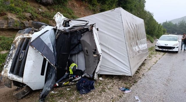 Andırın’da kamyonet devrildi: 1 yaralı
