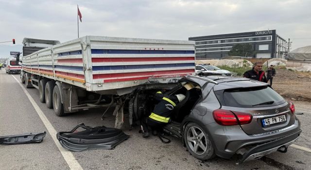 Kahramanmaraş’ta otomobil tıra ok gibi saplandı