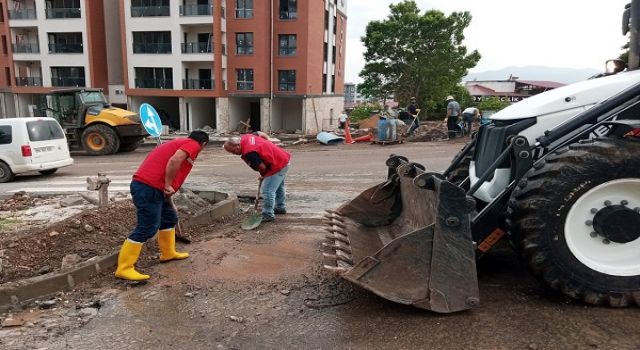 Sağanakla Caddelere Taşınan Çamurlar Temizlendi