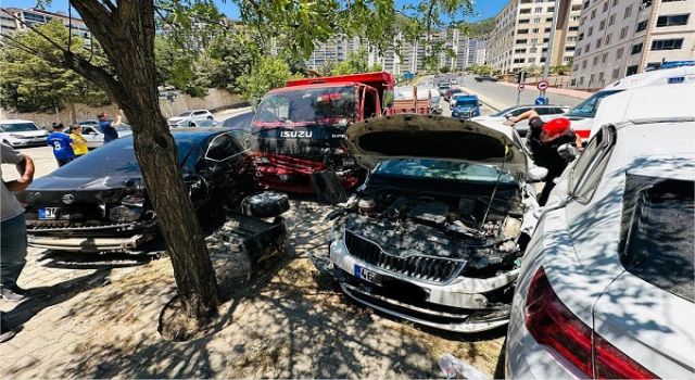 Kahramanmaraş’ta kamyonet araçları biçti