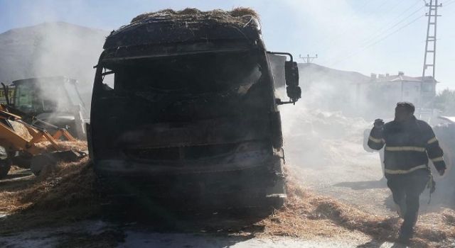 Kahramanmaraş’ta saman yüklü tır yandı 