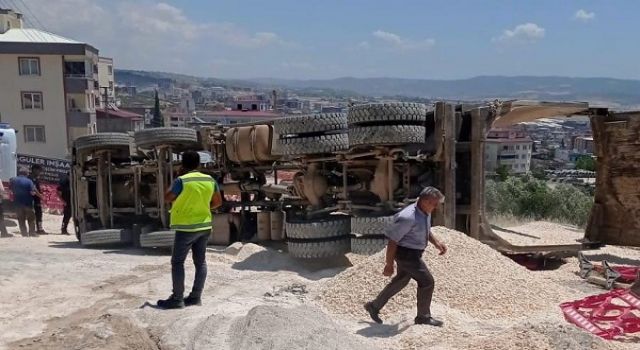 Kahramanmaraş’ta tır devrildi sürücüsü yaralandı