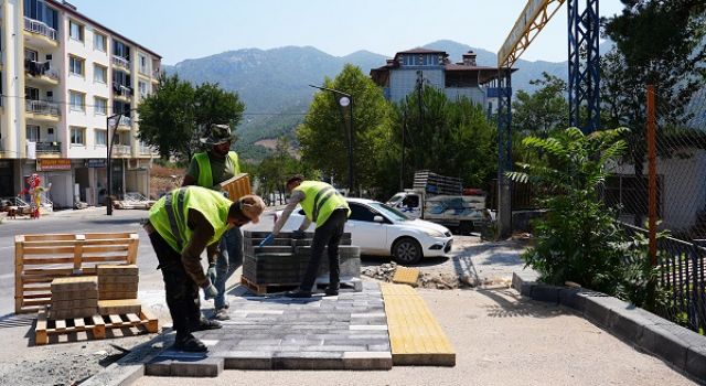 Andırın’ın Prestij Caddesinin Yürüyüş Yolları da Yenileniyor