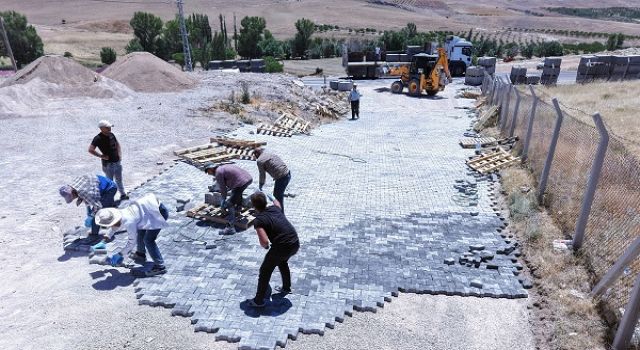 Büyükşehir’den Elbistan Yapılı ve Keçemağara’da Çevre Düzeni ve Yol Çalışması