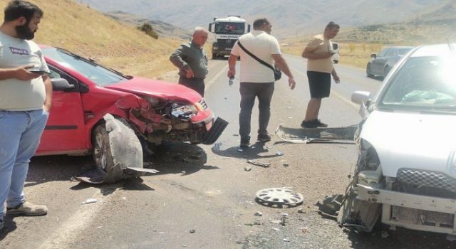 Elbistan’da iki otomobil kafa kafaya çarpıştı: 2 yaralı 