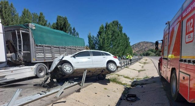 Göksun’da otomobil bariyerlere çarptı: 3 yaralı