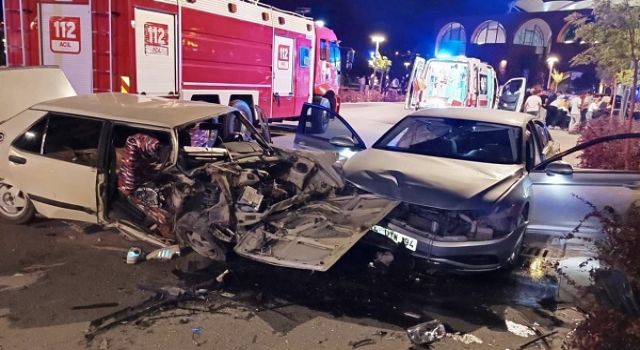 Kahramanmaraş’ta iki otomobil çarpıştı: 3 yaralı