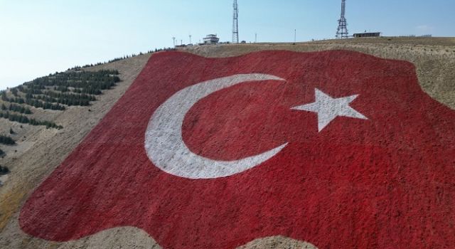 Başkan Toptaş, dünyanın en büyük bayrağını şehit aileleri ve gazilerle tamamladı