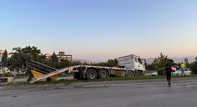 Kahramanmaraş'ta freni patlayan tır ile otomobil çarpıştı: 2 yaralı 