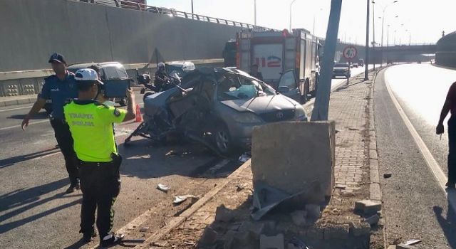 Otomobil aydınlatma direğine çarptı: 3 yaralı