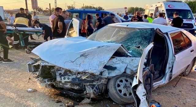 Panelvan ile otomobil kafa kafaya çarpıştı: 3 yaralı
