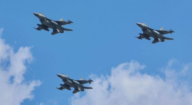Savaşan Şahinler, Dünyanın En Büyük Türk Bayrağını gösteri uçuşuyla selamladı