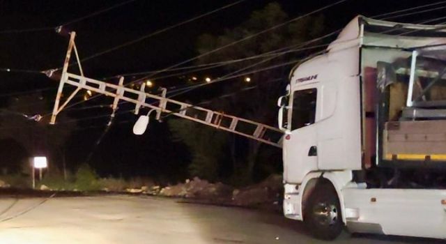 Şiddetli rüzgar çatıları uçurdu elektrik direklerini devirdi