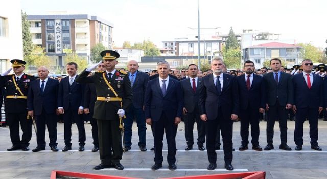 Cumhuriyet Bayramı Kutlamaları, Atatürk Anıtı’na Çelenk Sunumu ile Başladı