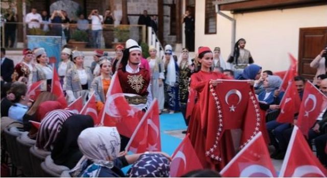 Cumhuriyetin 102. Yılına Zarafetle Dokunuş: “Köklerden Zarafete: Garbi Yeli” Defilesi Büyük Beğeni Topladı