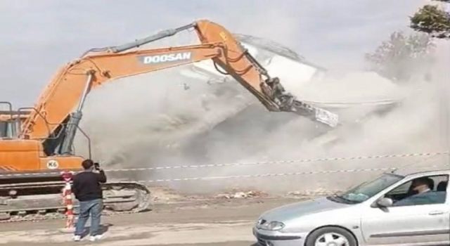 Elbistan’da kontrollü yıkım kontrolden çıktı: Facia kıl payı atlatıldı
