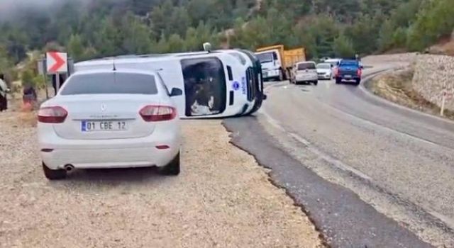 Kahramanmaraş’ta hafif ticari araç ile çarpışan yolcu minibüsü devrildi: 3 yaralı 