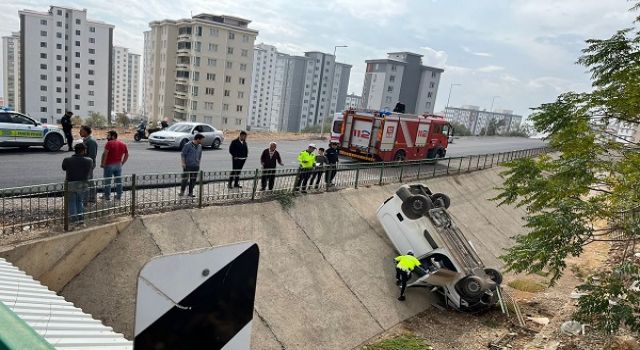 Kahramanmaraş’ta otomobil ile çarpışan hafif ticari araç kanala düştü: 1 yaralı