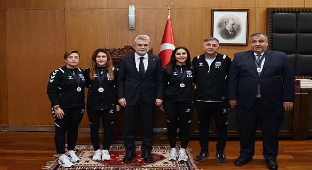 Başkan Görgel, Avrupa’ya Damga Vuran Büyükşehir’in Kadın Goalball Takımını Ağırladı
