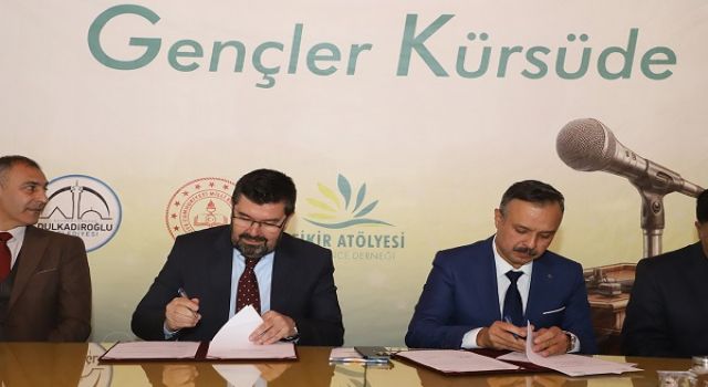 KAHRAMANMARAŞ'TA "GENÇLER KÜRSÜDE" PROJESİ TANITILDI: YENİ DÖNEM İÇİN PROTOKOL İMZALANDI