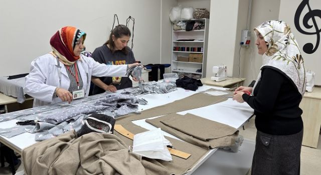 KAMEK’in Giyim Atölyesinde Kadın Eliyle Üretim ve Dönüşüm