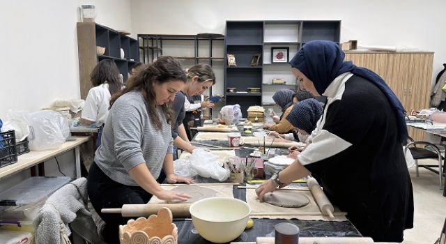 Kursiyerler KAMEK’in Seramik Atölyesinde Kendi Sanat Eserlerini Üretiyor