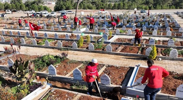 Büyükşehir, Mezarlıklarda Bakım ve Düzenleme Çalışmalarını Sürdürüyor