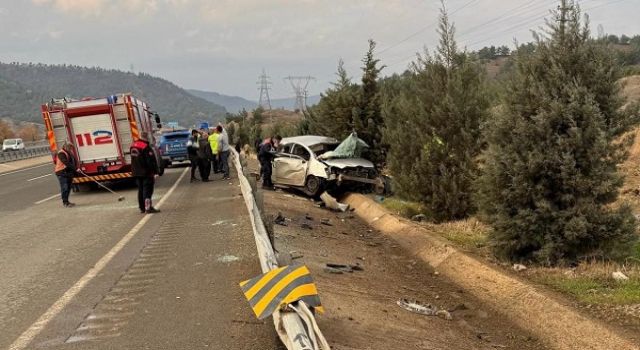 Otomobil bariyerlere çarptı: 1’i ağır 2 yaralı
