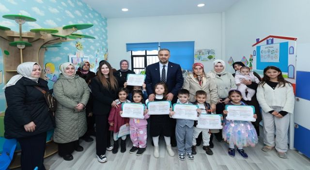 Başkan Toptaş’a karne programında miniklerden doğum günü sürprizi