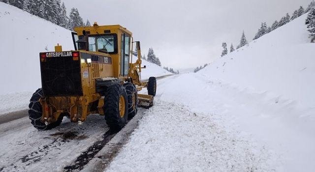 Büyükşehir Kar Mesaisini Sürdürüyor; Ekiplerden Kesintisiz Çalışma