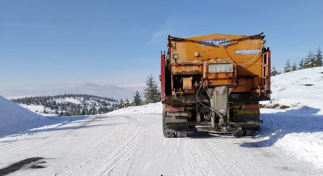 Büyükşehir, Kırsalda da Karla Mücadelesini Kesintisiz Sürdürüyor