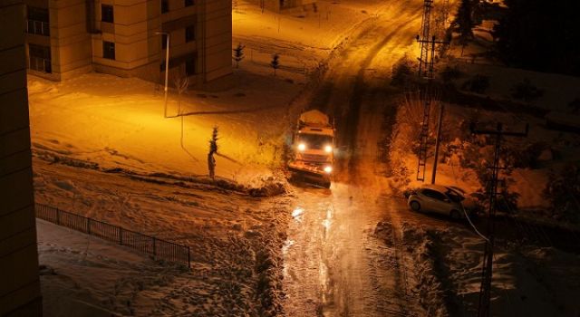 Büyükşehir’den Önsen ve Kurtlar’da Kar ve Buzlanmaya Karşı Etkin Mücadele